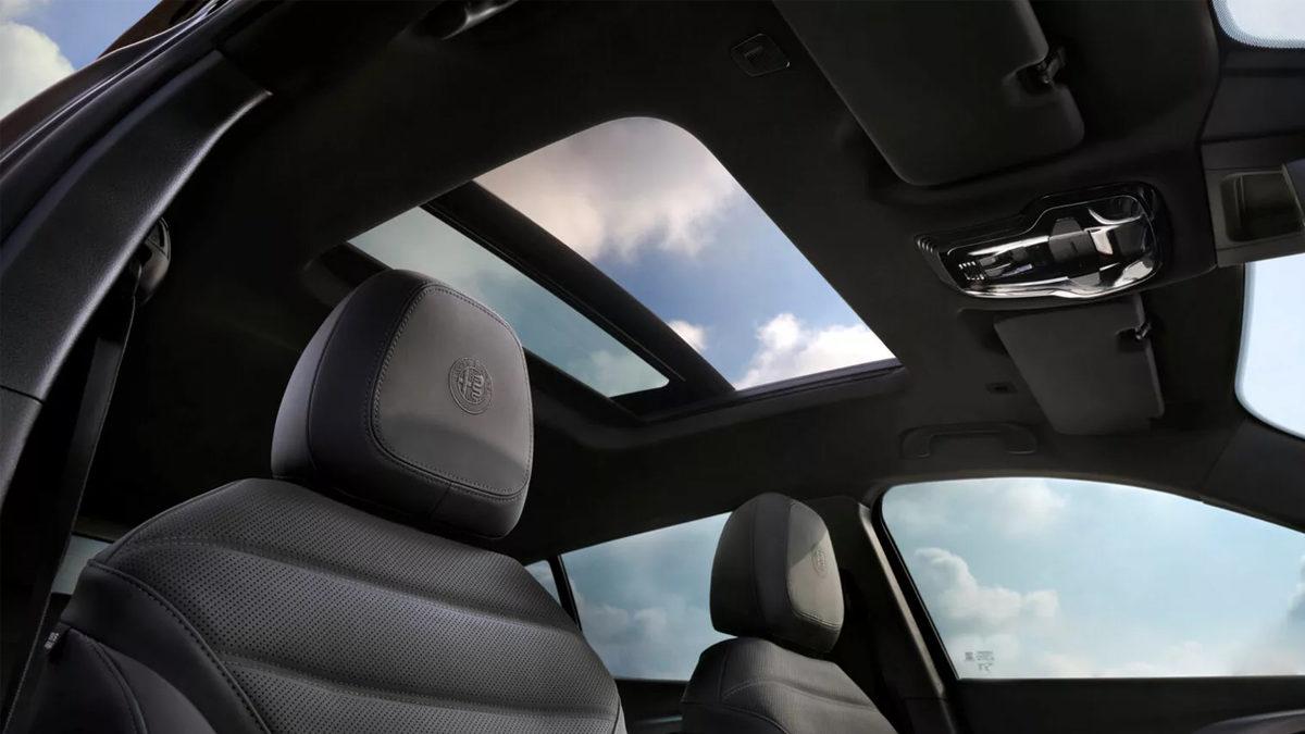 2025 Alfa Romeo Tonale, Paris Otomobil Fuarı’nda Ortaya Çıktı (Süreyye Hanım’ın Muhteşem Değişimi)