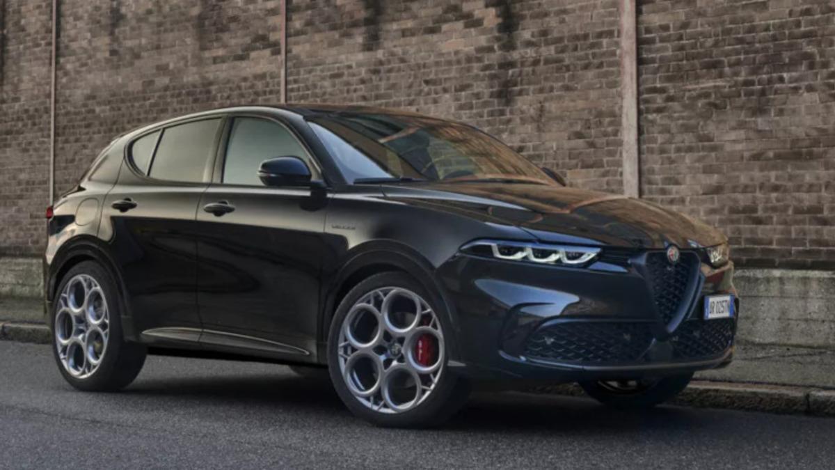 2025 Alfa Romeo Tonale, Paris Otomobil Fuarı’nda Ortaya Çıktı (Süreyye Hanım’ın Muhteşem Değişimi)