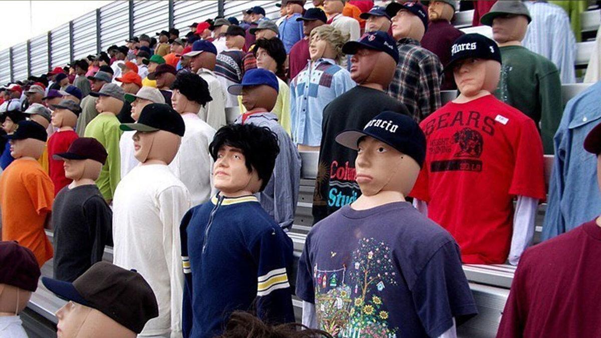 Filmlerdeki Kalabalık Sahnelere Tüyler Ürpertici Bir Çözüm Bulan Sıra Dışı Şirket: Şişme Kalabalık Şirketi (Evet Şişme!)