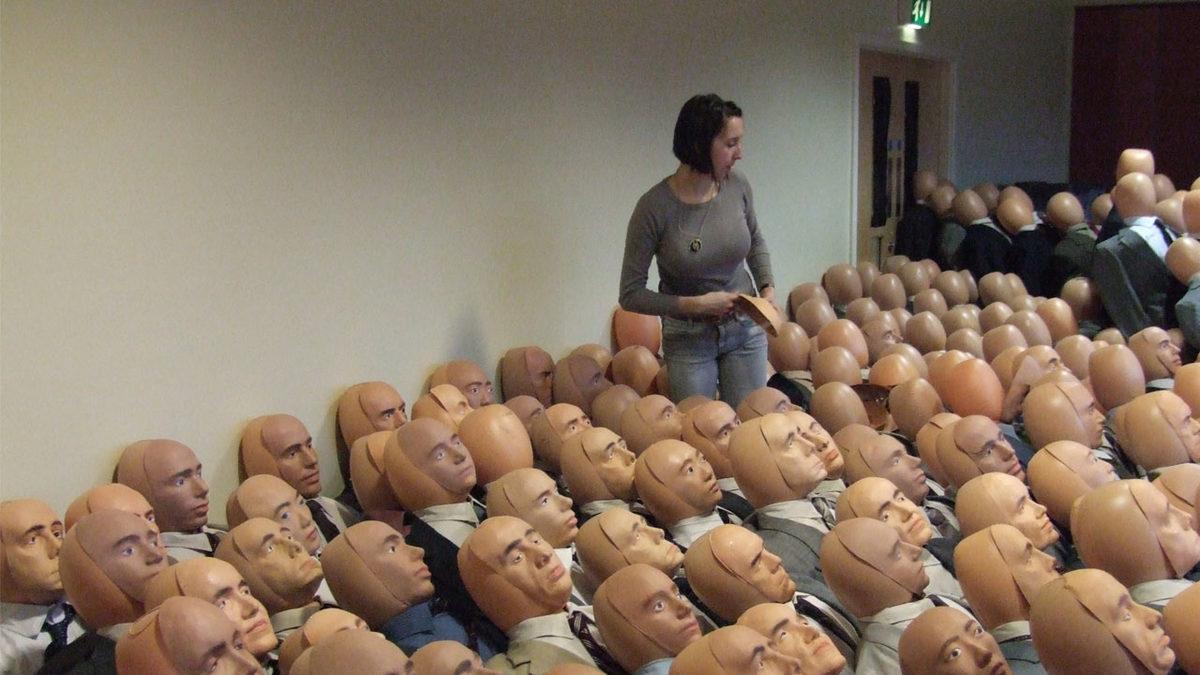 Filmlerdeki Kalabalık Sahnelere Tüyler Ürpertici Bir Çözüm Bulan Sıra Dışı Şirket: Şişme Kalabalık Şirketi (Evet Şişme!)