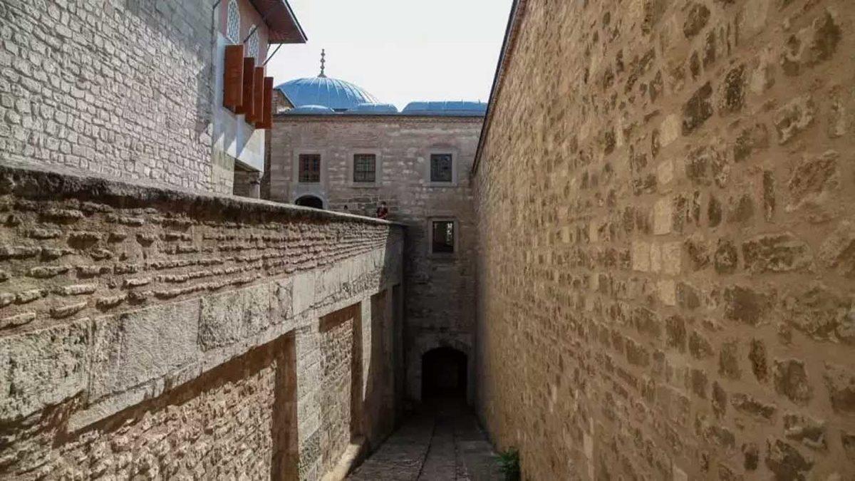 Topkapı Sarayı’nda da Olduğu Gibi Bazı Tarihî Yerlerde Neden Her Alan Ziyaretçilere Açılmıyor? (Sakladıkları Bir Şey mi Var?)