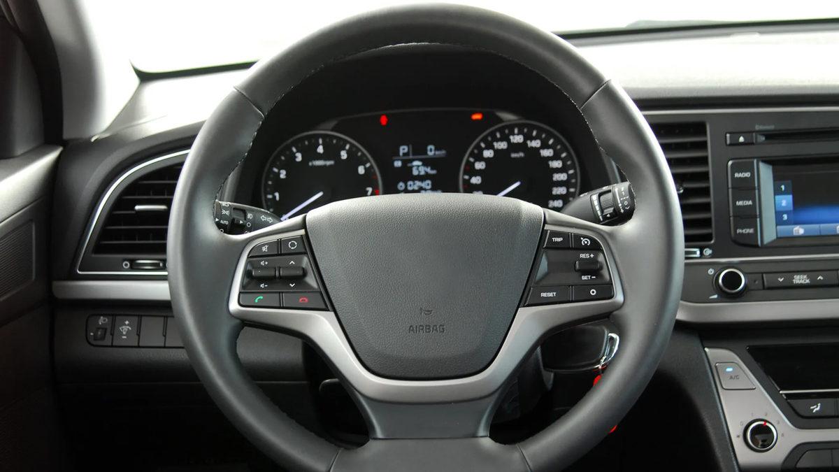 Direksiyonlar Neden Dümdüz Değil de Bu Şekilde Her İki Yanda Çıkıntı Olacak Şekilde Üretiliyor? Sebebini Öğrendikten Sonra Direksiyon Tutuşunuz Değişecek!