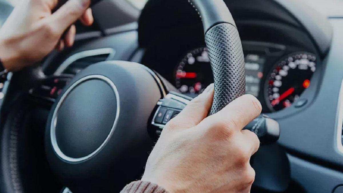 Direksiyonlar Neden Dümdüz Değil de Bu Şekilde Her İki Yanda Çıkıntı Olacak Şekilde Üretiliyor? Sebebini Öğrendikten Sonra Direksiyon Tutuşunuz Değişecek!