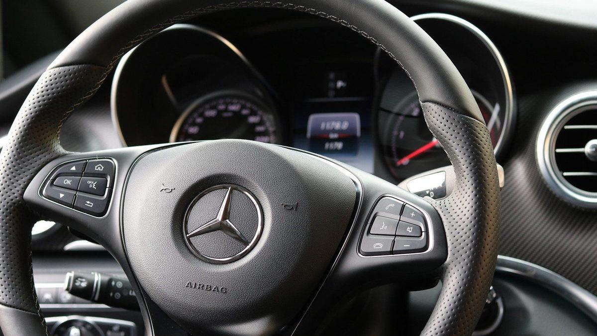 Direksiyonlar Neden Dümdüz Değil de Bu Şekilde Her İki Yanda Çıkıntı Olacak Şekilde Üretiliyor? Sebebini Öğrendikten Sonra Direksiyon Tutuşunuz Değişecek!