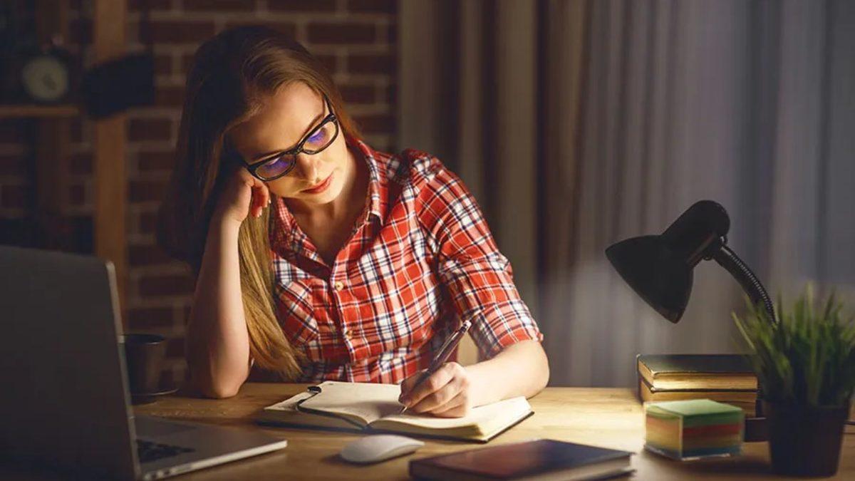 Sabaha Kadar Hiç Uyumadan Ders Çalışmak Gerçekten İyi Bir Fikir mi? Bilimin Cevabı Ne Yönde?