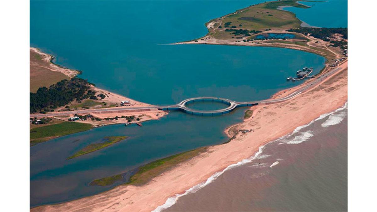Dünyanın En Garip Köprüsü Laguna Garzon’un Diğer Köprülerden Farklı Olarak Dairesel Bir Şekle Sahip Olmasının Çok Mantıklı Bulacağınız Sebebi