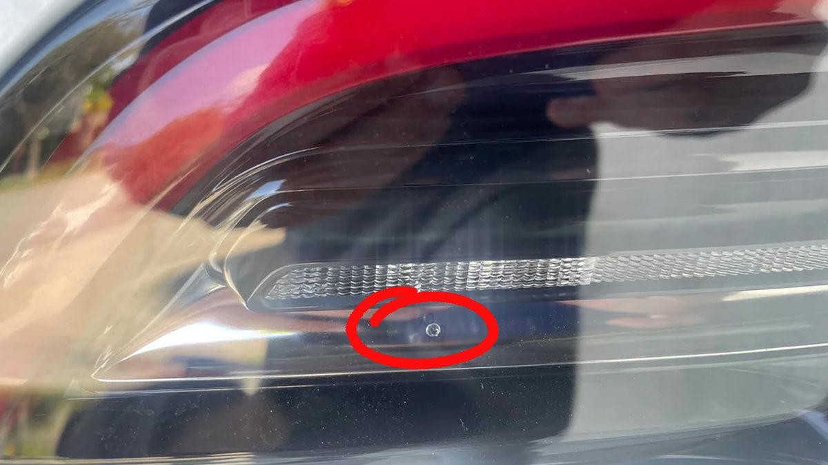 Bazı Araba Farlarında Neden Delikler Bulunuyor? Bu Bir Hata mı Yoksa Herhangi Bir İşlevi Var mı?