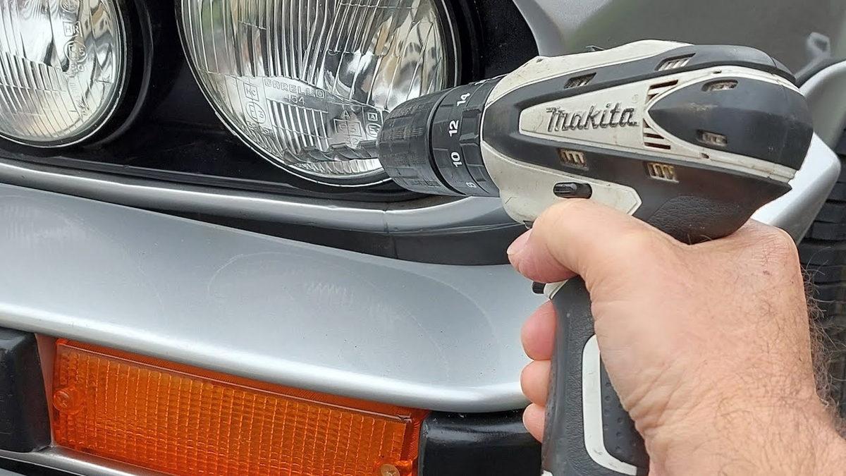 Bazı Araba Farlarında Neden Delikler Bulunuyor? Bu Bir Hata mı Yoksa Herhangi Bir İşlevi Var mı?