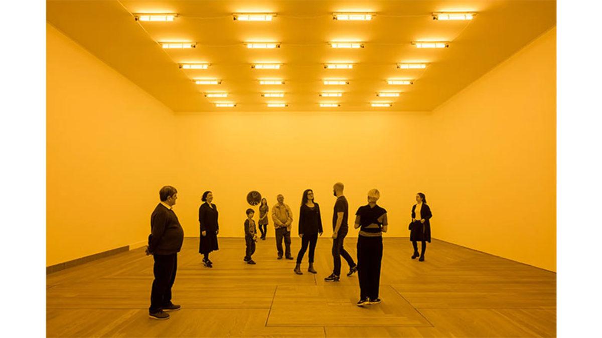 Kıyafet Seçerken Sarı Işıktan Kaçının: Neden Her Rengi Olduğundan Farklı Gösteriyor?