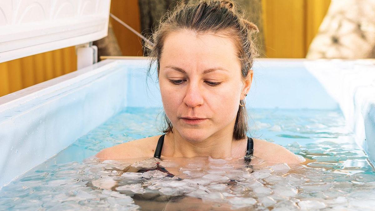 Son Dönemlerde Ünlüler Arasında da Popüler Olan ’Buz Gibi Suya Girmek’ Gerçekten de Vücuda İyi Geliyor mu?