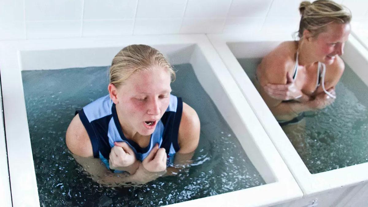 Son Dönemlerde Ünlüler Arasında da Popüler Olan ’Buz Gibi Suya Girmek’ Gerçekten de Vücuda İyi Geliyor mu?