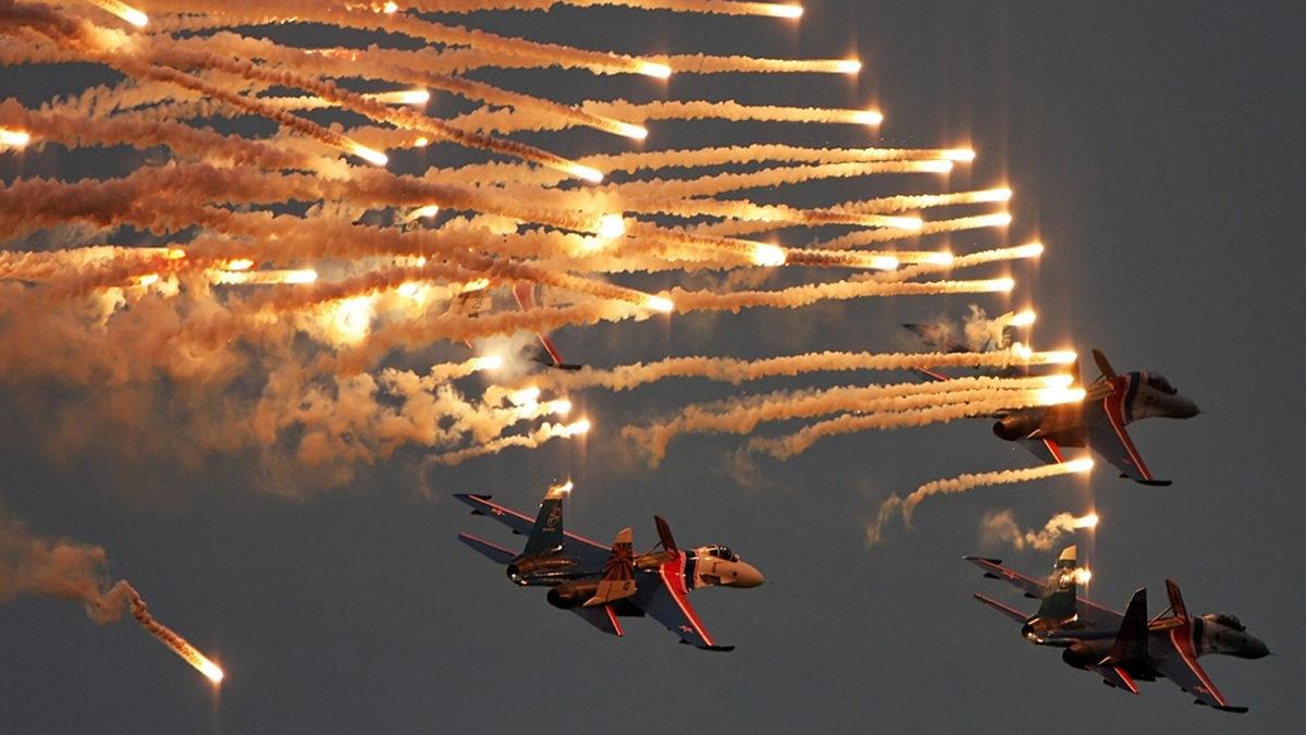 Savaş Uçaklarında Neden İşaret Fişeği Kullanılıyor? Amaç Görsel Şölen Değil!