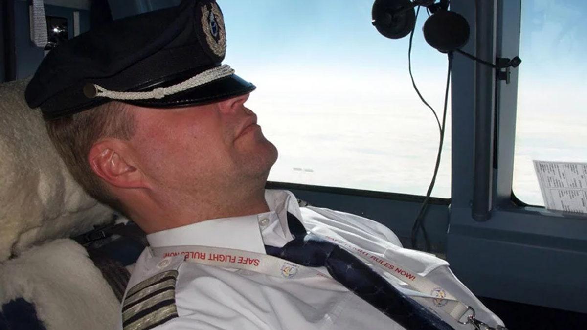 Yeni Fobi Yükleniyor: Uçuş Sırasında Her İki Pilot da Bayılırsa veya Ölürse Neler Olur?