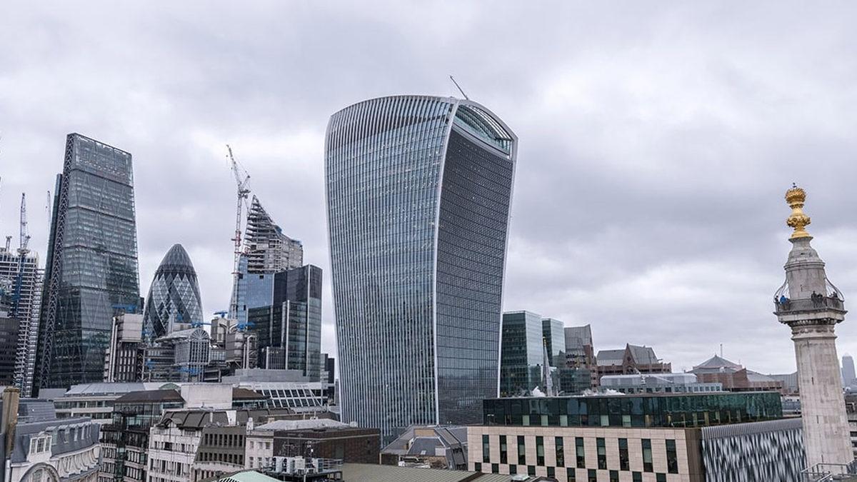 Londra’daki The Fenchurch Binası Nasıl Sokaktaki Arabaların Kaportalarının Erimesine Sebep Oldu? (Bu Sebeple Kızartma Gökdeleni de Diyorlarmış!)