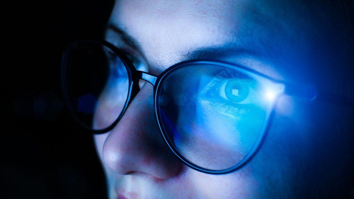 Bilgisayar Başında Gözlerini Ovuşturanlar Buraya: Mavi Işık Gözlükleri, Işığın Zararlı Etkilerini Gerçekten Azaltıyor mu?