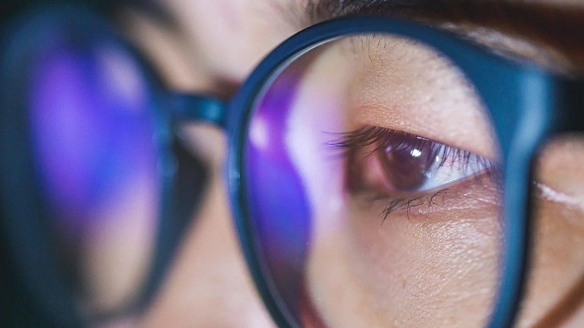 Bilgisayar Başında Gözlerini Ovuşturanlar Buraya: Mavi Işık Gözlükleri, Işığın Zararlı Etkilerini Gerçekten Azaltıyor mu?