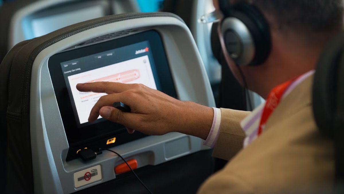 Uçaktaki Kulaklıkların İki veya Üç Girişli Tasarlanmasının Hafife Alınmayacak Sebebi