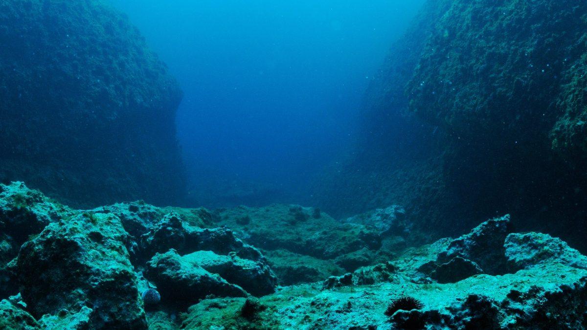 Bu İşte Bir Terslik Var: Okyanusların Dibi, Dünyanın Çekirdeğine Yakın Olduğu Hâlde Neden Daha Soğuk?