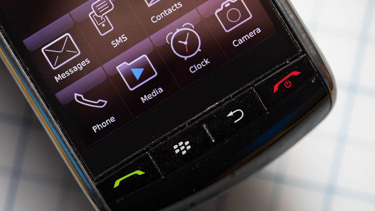 BlackBerry, iPhone’u Taklit Etmeye Çalışırken Nasıl İki Teknolojinin de En Kötü Özelliklerini Bir Araya Getirip Her Şeyi Eline Yüzüne Bulaştırdı?