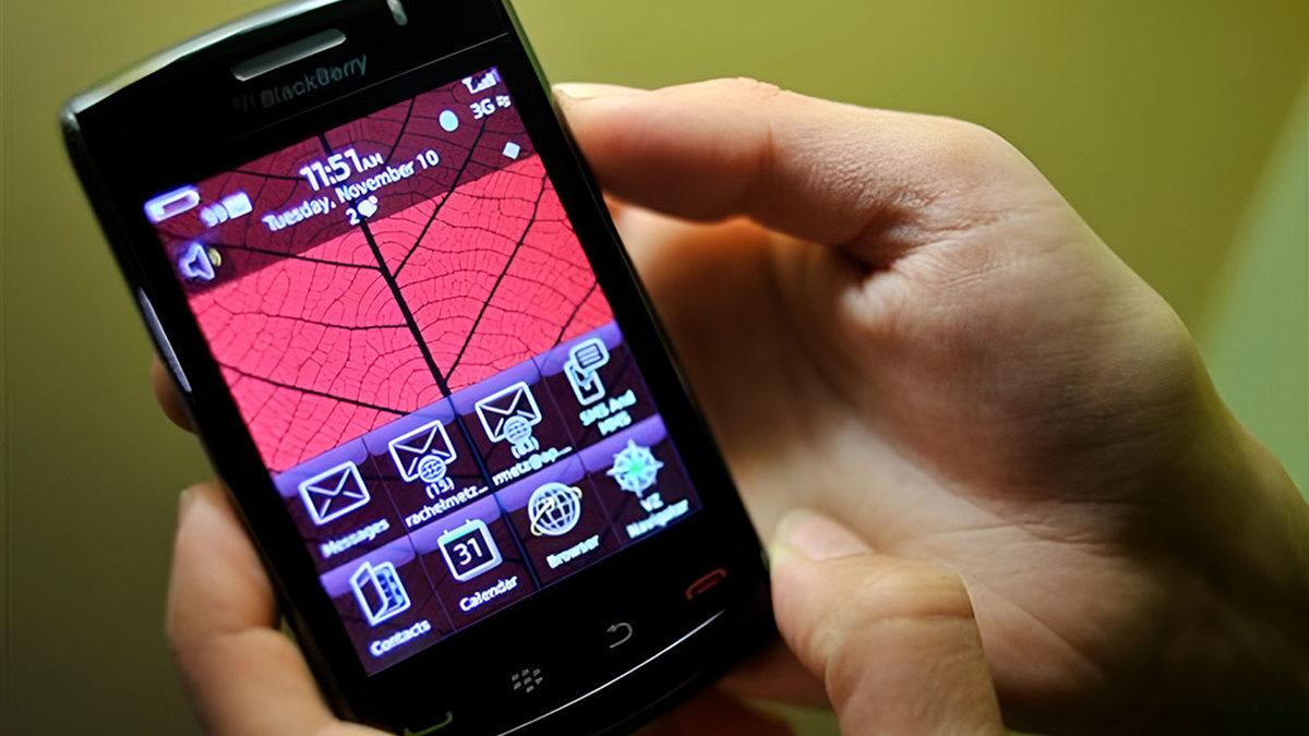 BlackBerry, iPhone’u Taklit Etmeye Çalışırken Nasıl İki Teknolojinin de En Kötü Özelliklerini Bir Araya Getirip Her Şeyi Eline Yüzüne Bulaştırdı?