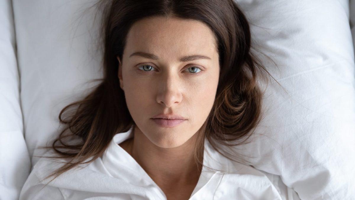 Bazı İnsanlar Nasıl Oluyor da Gözleri Açık Uyuyor? Komik Görünse de Ciddi Sonuçları Var!