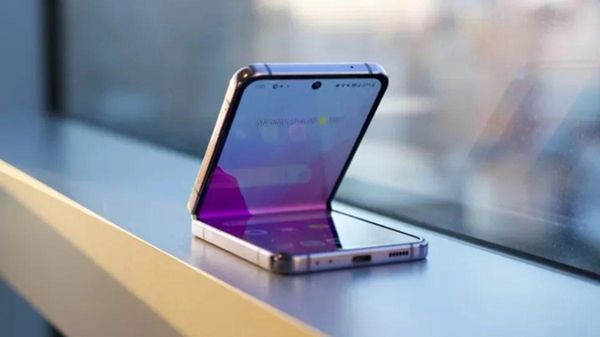 Samsung Bütçe Dostu Katlanabilir Telefon İçin Düğmeye Bastı: Galaxy Z Flip FE Geliyor!