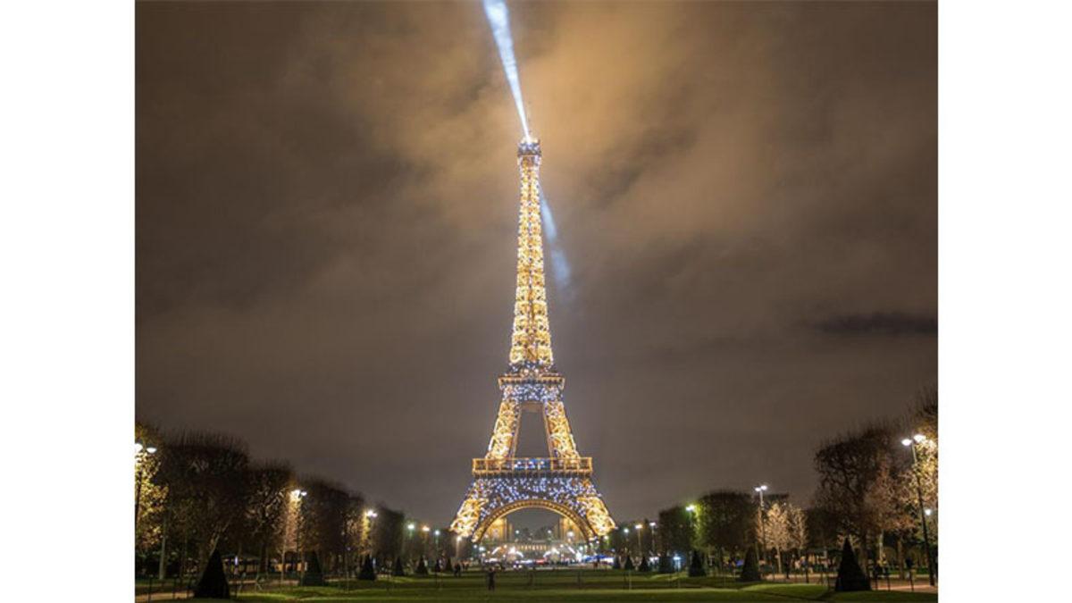 Gece Eyfel Kulesi’nin Fotoğrafını Paylaşmanın Neden Yasak Olduğunu Öğrenince Elinizdeki Fotoğrafları da Silmek İsteyebilirsiniz