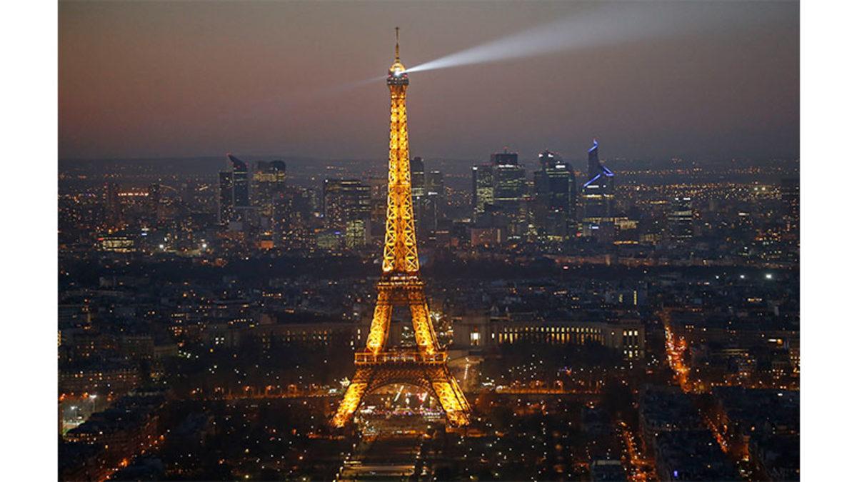 Gece Eyfel Kulesi’nin Fotoğrafını Paylaşmanın Neden Yasak Olduğunu Öğrenince Elinizdeki Fotoğrafları da Silmek İsteyebilirsiniz