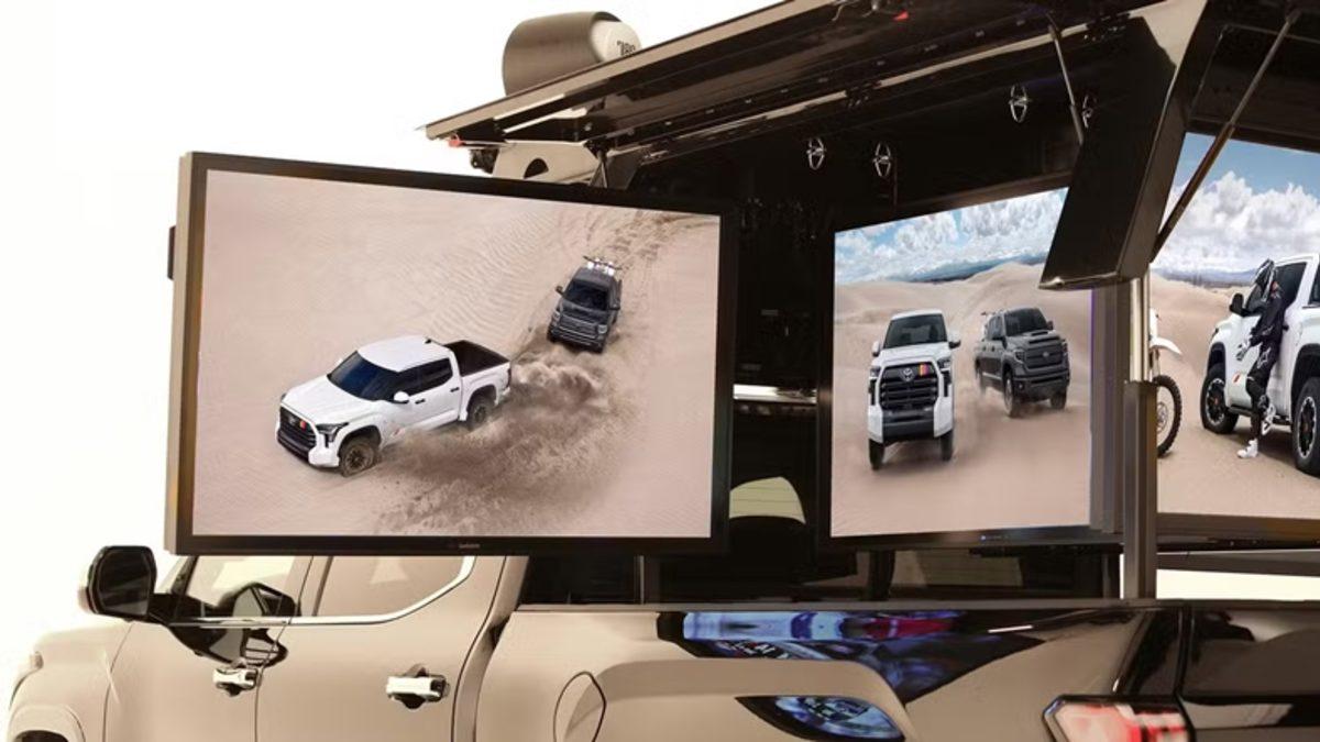Toyota, Futbol Tutkunlarına Özel Üzerinde 5 Tane 55 İnç TV Olan Yeni Aracını Tanıttı