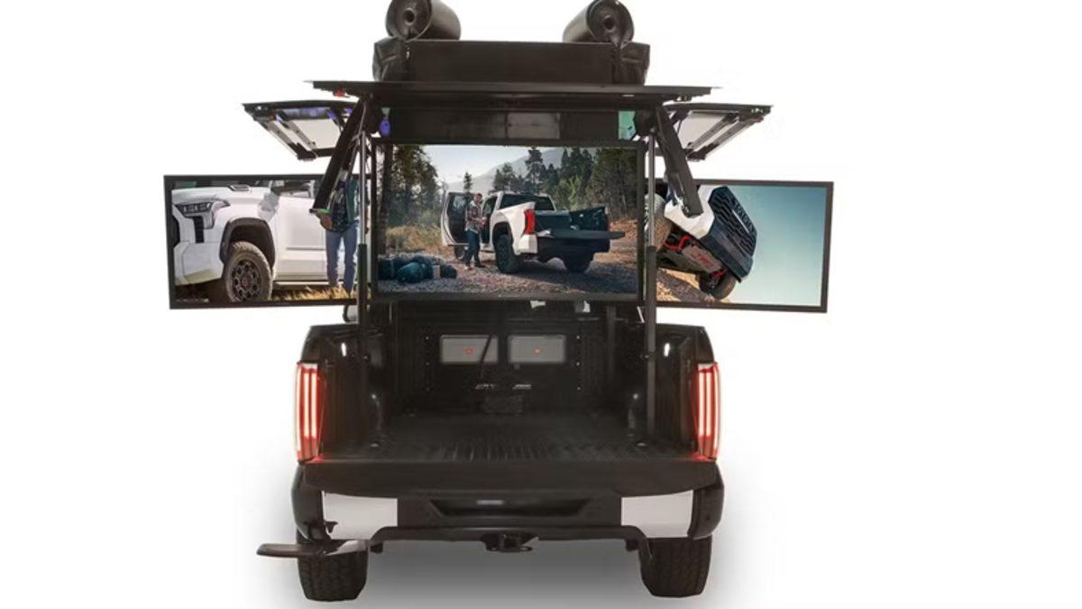 Toyota, Futbol Tutkunlarına Özel Üzerinde 5 Tane 55 İnç TV Olan Yeni Aracını Tanıttı