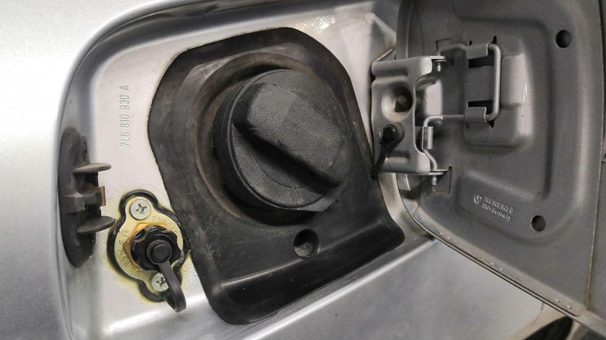 Arabanızın İçinde Benzin Kokusu Varsa Derhal Bunları Kontrol Edin! Kokudan Nasıl Kurtulacağınızı da Anlatıyoruz