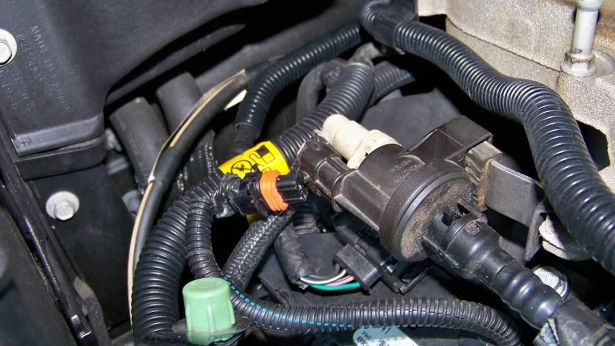 Arabanızın İçinde Benzin Kokusu Varsa Derhal Bunları Kontrol Edin! Kokudan Nasıl Kurtulacağınızı da Anlatıyoruz