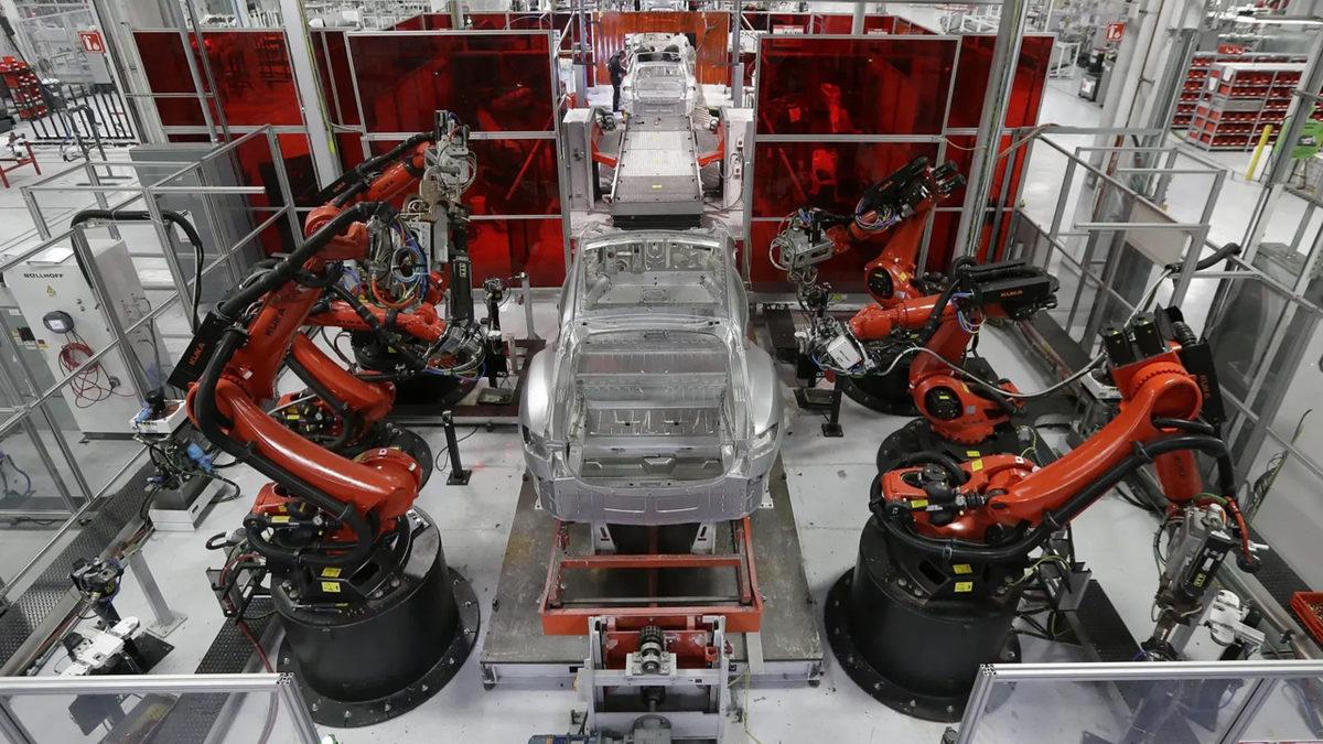 Tesla Neden “Karanlık” Fabrikalarda Araba Üretiyor? Elon Musk’ın, Kaş Yapalım Derken Göz Çıkardığı Pişmanlığı!