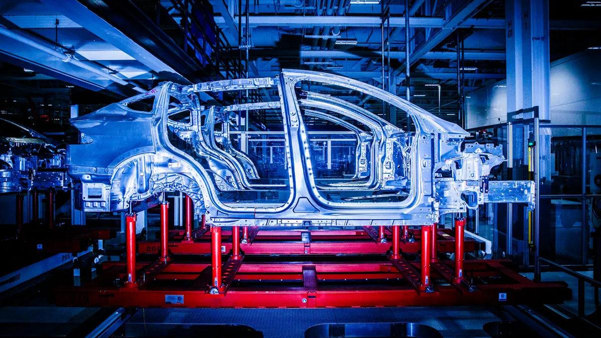 Tesla Neden “Karanlık” Fabrikalarda Araba Üretiyor? Elon Musk’ın, Kaş Yapalım Derken Göz Çıkardığı Pişmanlığı!