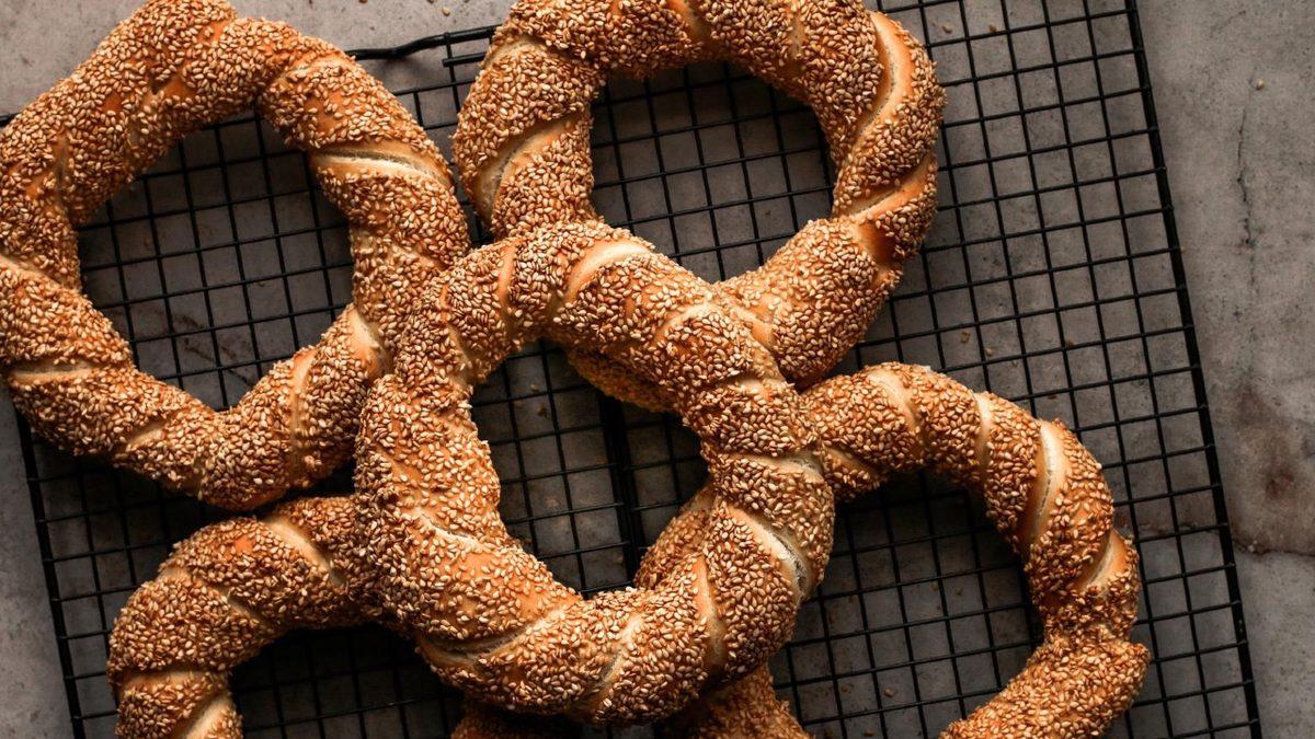Simitlerin Ortası Neden Delik? Sadece Kolay Pişsin Diye Değil!