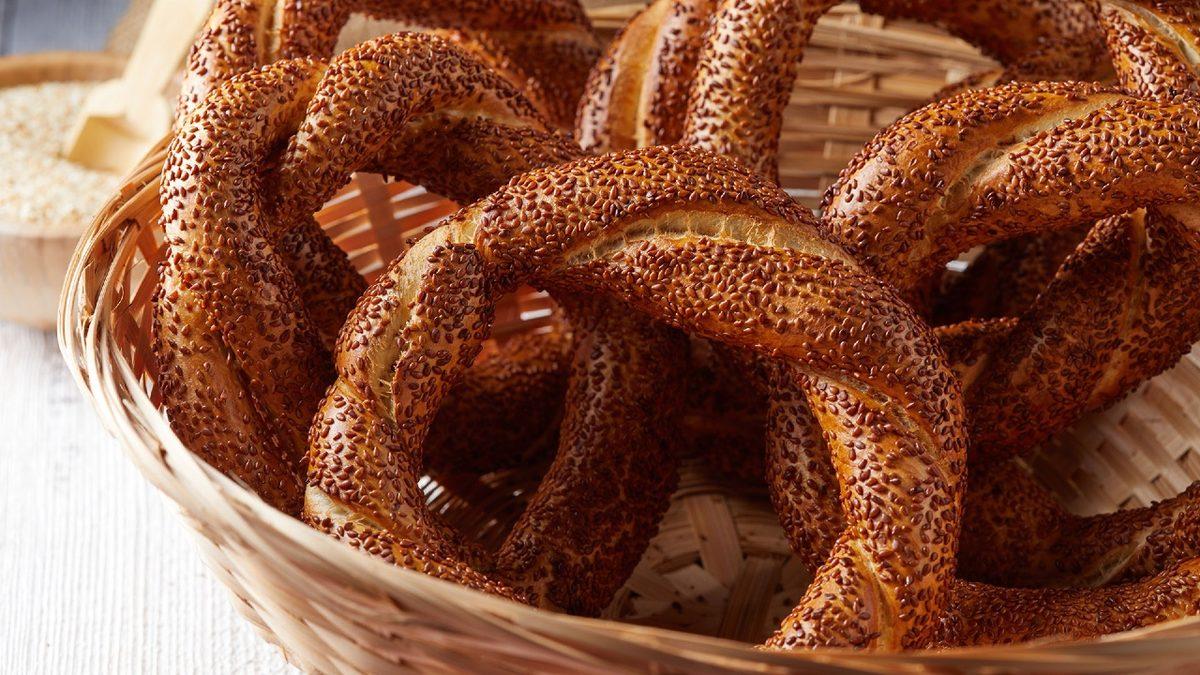 Simitlerin Ortası Neden Delik? Sadece Kolay Pişsin Diye Değil!