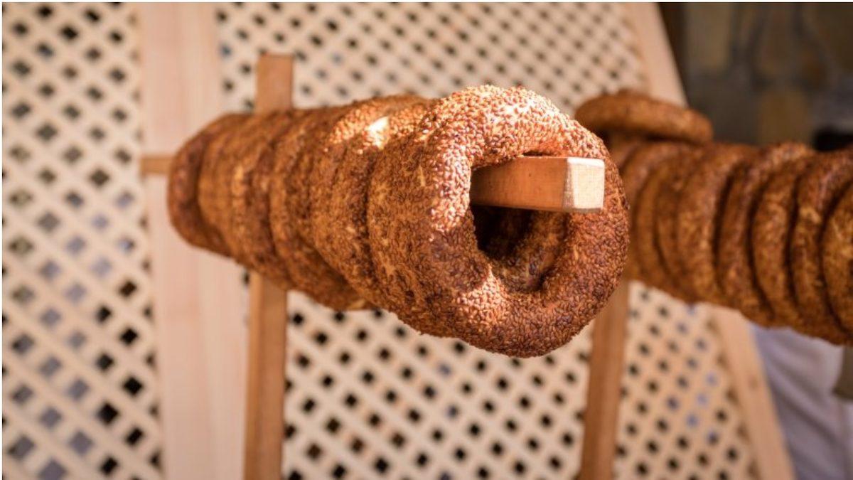 Simitlerin Ortası Neden Delik? Sadece Kolay Pişsin Diye Değil!