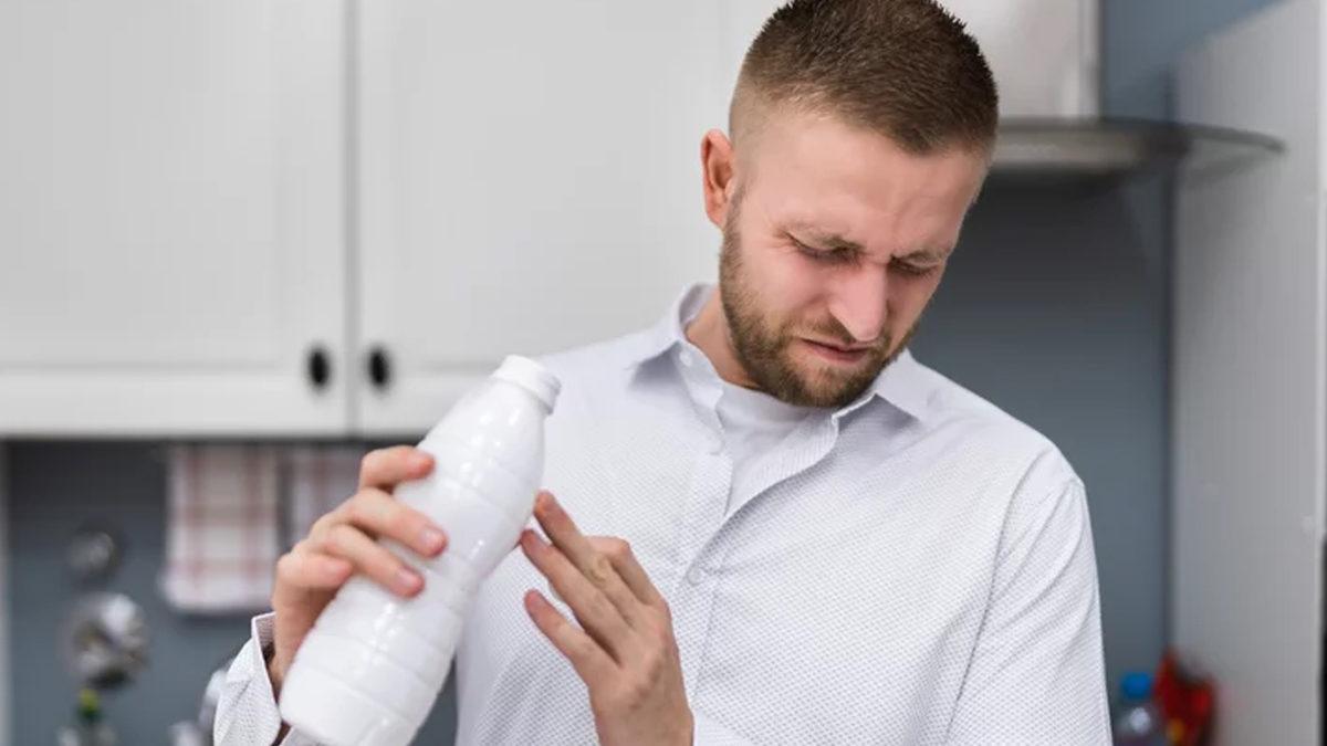 Koklayarak Sütün Bozulup Bozulmadığını Anladığınızı Sanıyorsanız Yanılıyorsunuz! Bakmanız Gereken Daha Önemli Noktalar Var