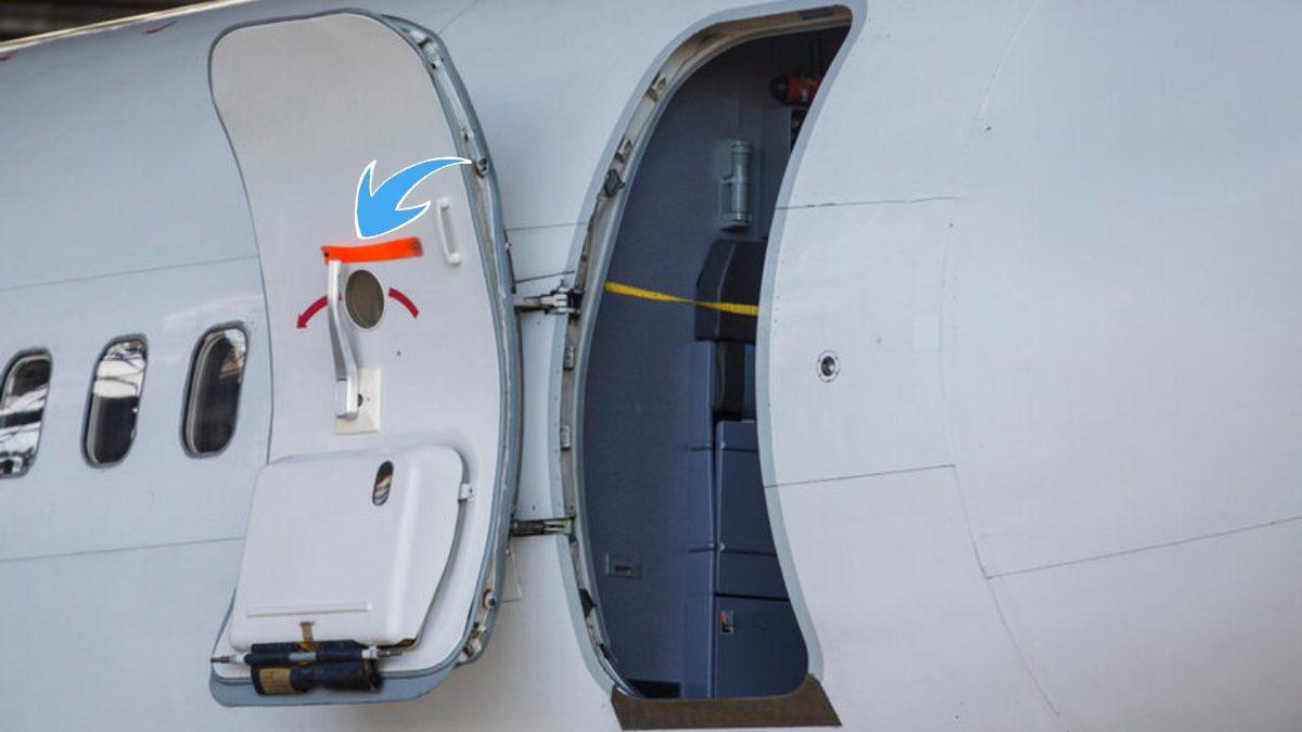 Uçak Kapılarının İç Kısmındaki Bu Kırmızı Kayış Neyin Nesi? (Amacını Öğrenince 
