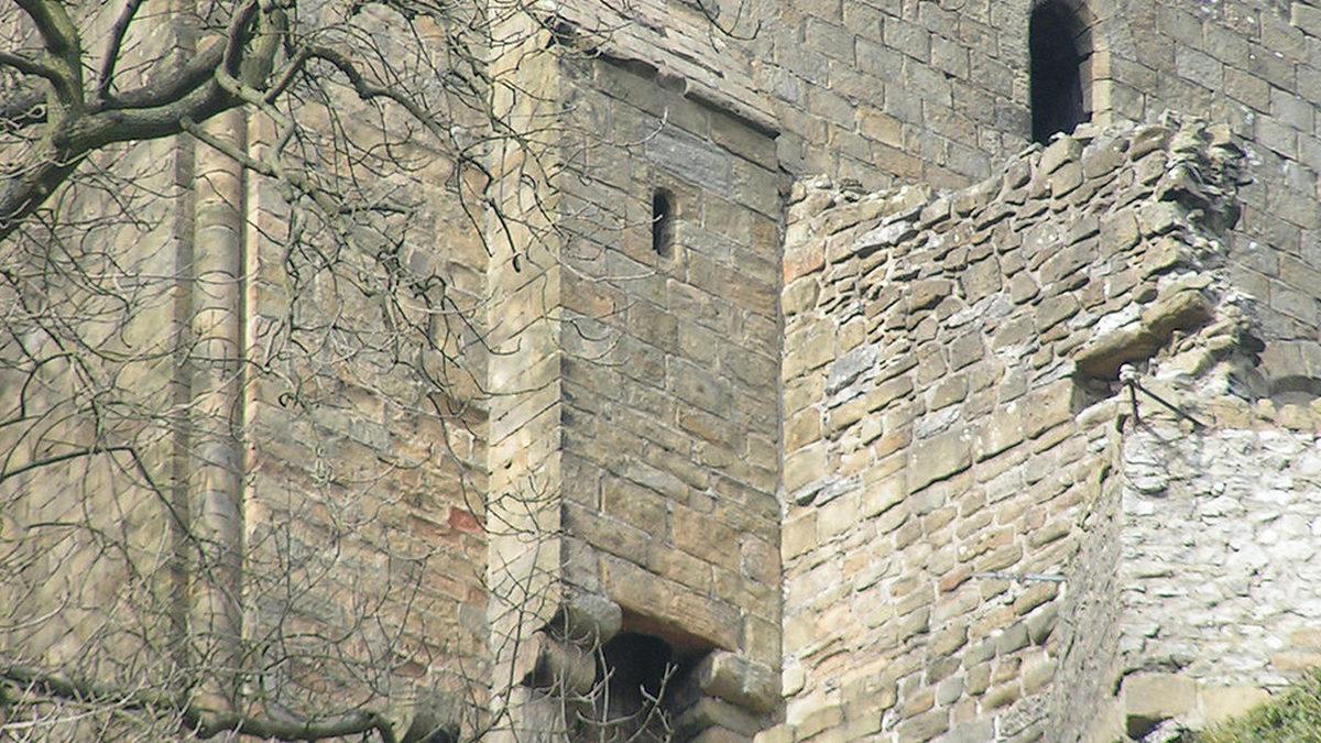 Orta Çağ Kalelerindeki Bu Çıkıntıların Kullanım Amacı Neydi? O Dönemde Olsanız Altından Geçmek İstemezdiniz!