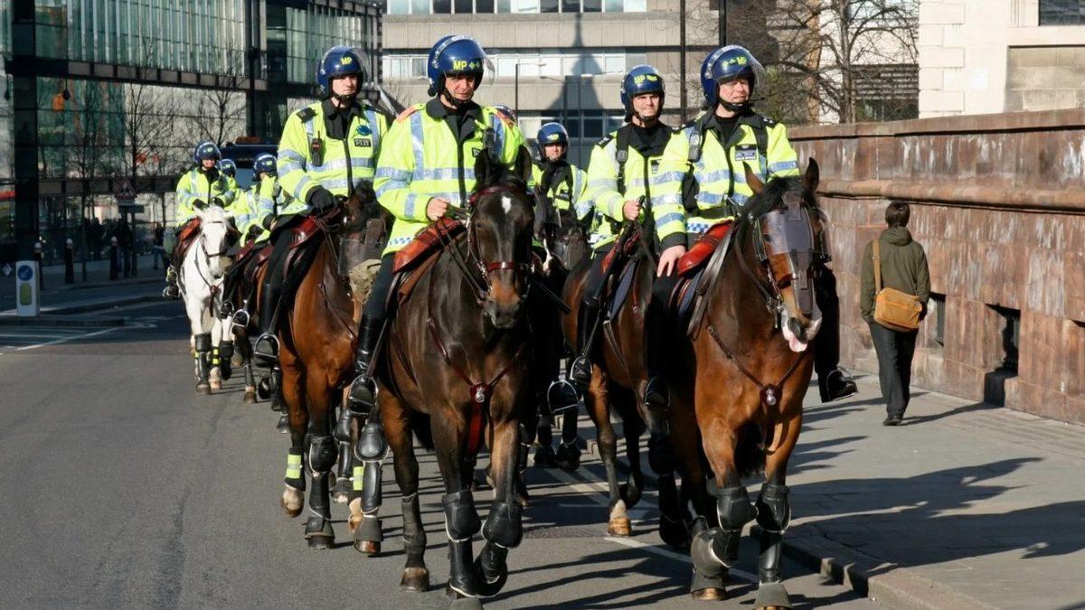 Bazı Ülkelerde Polisler Neden Hâlâ At Üstünde Devriye Geziyor? (Türkiye’de de Var!)