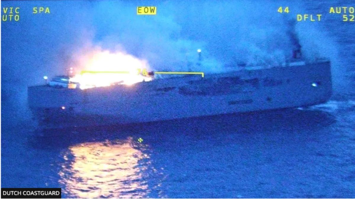 Film Senaryosu Gibi Ama Maalesef Gerçek: Binlerce Lüks Otomobille Yanarak Okyanusa Gömülen Gemi