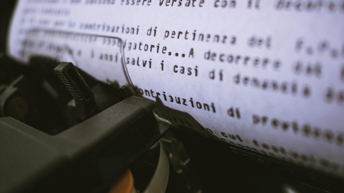 Film ve Dizi Senaryoları Neden Hep 12 Punto Courier New Yazı Tipiyle Yazılıyor? Bu Standardın Arkasındaki İlginç ve Önemli Detaylar Var!