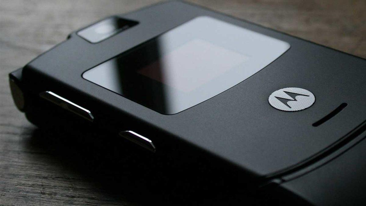 Tam 20 Yıl Öncesinin ’Çift Ekranlı Telefonu’ Motorola RAZR V3’ün Şimdi Kulaklara Şaka Gibi Gelen Özellikleri