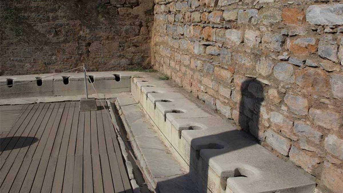 Bakın Sebebi Neymiş: Antik Roma Tuvaletleri Neden Yan Yana, Arada Hiçbir Bölme Olmadan Tasarlanmış?