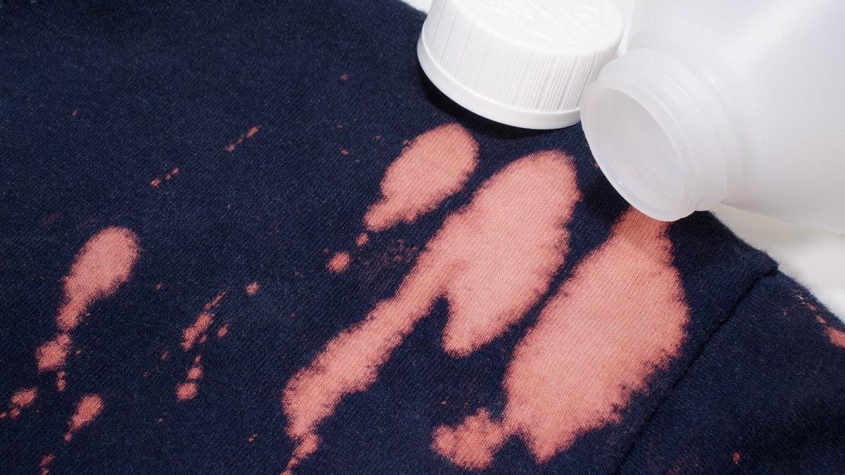 Çamaşır Suyu Nasıl Oluyor da Kıyafetin Rengini Şıp Diye Değiştiriyor?