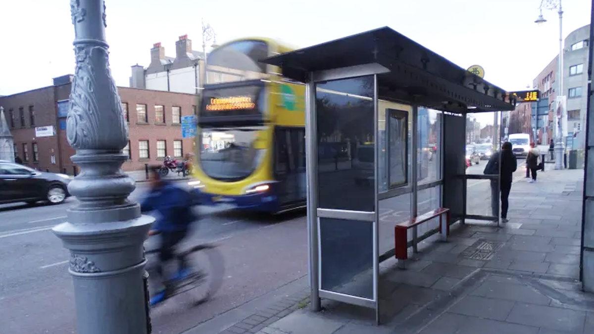 İngiltere ve İrlanda Gibi Bazı Ülkelerde Otobüs Durakları Neden Ters Duruyor?