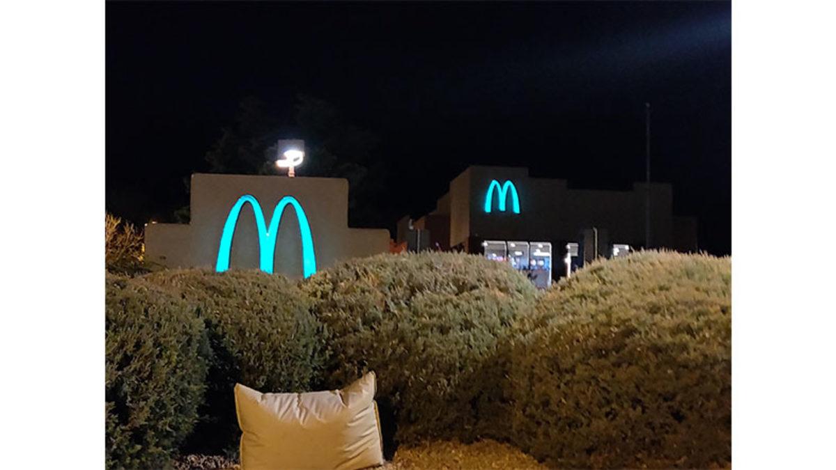 Tüm McDonalds Şubelerinin Logosu Sarıyken Arizona’da Neden Turkuaz? (Dünyada Tek)