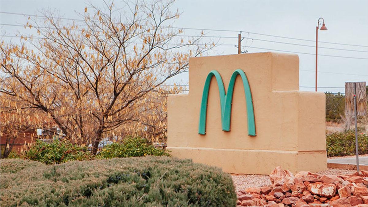 Tüm McDonalds Şubelerinin Logosu Sarıyken Arizona’da Neden Turkuaz? (Dünyada Tek)
