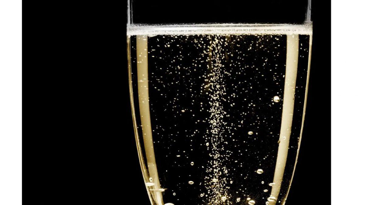 Şampanya Kabarcıkları Neden Diğer İçeceklerin Aksine Düz Bir Çizgide Yukarı Çıkıyor?